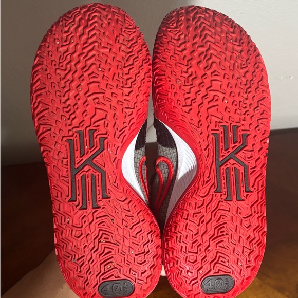 Kyrie 4 Low Size 7.5 - Picture 4 of 5